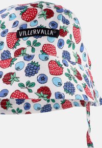 Weißer Bucket Hat mit einem Fruchtmuster, das Erdbeeren, Heidelbeeren und Himbeeren zeigt. Mit einem schwarzen gewebten Etikett an der Vorderseite.