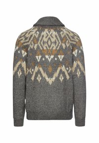 Gestrickter grauer Pullover mit einem gemusterten Einsatz in Beige und Braun. Mit Schalkragen und gerippten Bündchen und Saum. Der Stoff wirkt weich.