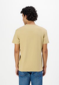 Tommy Jeans LINEAR LOGO TEE - T-shirt - bas - relic tan