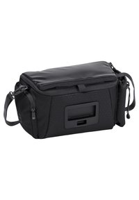 Borsa a tracolla rettangolare nera realizzata con materiale resistente. Presenta una parte superiore impermeabile liscia, scomparti con zip e un porta carte frontale.