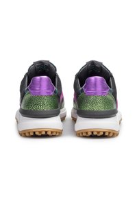 Mustat lenkkitossut vihreillä teksturoiduilla yksityiskohdilla, violetit metalliset kantatit ja valkoinen välipohja. Sisältää kuviollisen takapaneelin ja kumipohjan.