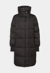 Svart puffjacka med hög krage, quiltad design, sidostängning och ribbade ärmslut. Slät tyg med matt yta.