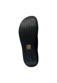 Suola di scarpa in gomma nera con un motivo testurizzato, dotata di scanalature per la trazione e quattro icone per diversi tipi di scarpe lungo un'etichetta impressa.