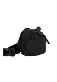 Bolsa de cintura de nylon negro con forma redondeada, correa ajustable y un resistente clip. Presenta una superficie texturizada y detalles de marca discretos.