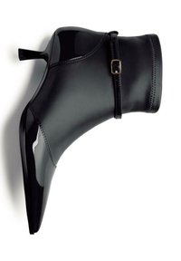Stivaletto nero lucido realizzato in pelle liscia con un sottile tacco a stiletto, caratterizzato da una striscia stretta e un piccolo dettaglio con fibbia dorata.