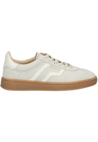 Zapatilla de ante blanca con suela de goma texturizada, diseño de cordones, rayas blancas en contraste y un sutil logotipo en el lateral.