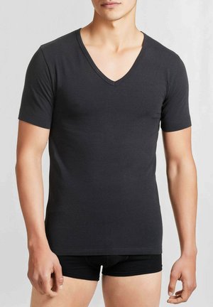 T-shirt nera a maniche corte con scollo a V, realizzata in materiale liscio, con design aderente e cuciture minime per un aspetto pulito.