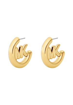 Los pendientes de aro en tono dorado presentan una superficie lisa y brillante, y un logotipo "MK" incrustado. El diseño es redondeado con un acabado pulido.