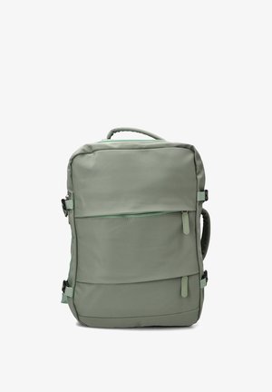 Mochila rectangular de color verde claro con bolsillo frontal con cremallera, asas acolchadas en la parte superior y lateral, y correas laterales ajustables.