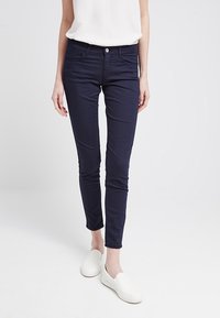 Mörkblå stretchjeans i slim fit, med sidofickor, en knappstängning fram och en jämn yta.