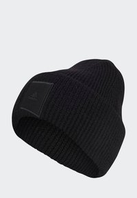 Svart stickad mössa med ribbad textur, försedd med en kvadratisk svart patch med Adidas-logotypen på framsidan. Enkel, sömlös design.