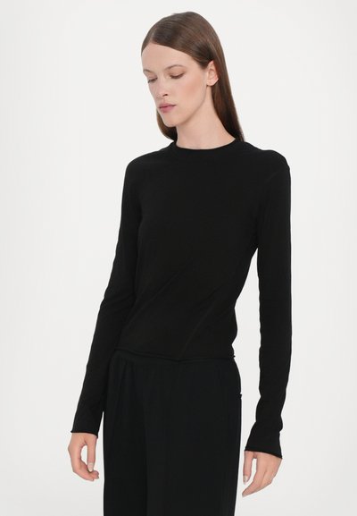 Maglietta nera a maniche lunghe con scollatura rotonda, design aderente e texture liscia. Presenta cuciture minime e una silhouette elegante e contemporanea.