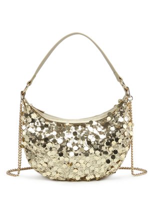 Piccola borsa a mezzaluna ricoperta di paillettes dorate, con una tracolla corta beige e una tracolla a catena dorata removibile.