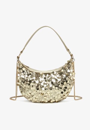 Kleine halvemaanvormige handtas bedekt met gouden pailletten met een korte beige band en een afneembare gouden kettingband.