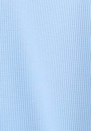 Tela azul claro con un patrón texturizado de punto waffle que presenta pequeños cuadrados elevados en toda la superficie.