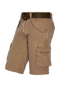 Pantaloni cargo color khaki con molte tasche, dettagli cuciti e superficie testurizzata. Presentano una cintura in tessuto verde e un design a gamba dritta.