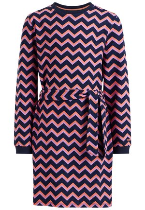 Langærmet kjole med en marineblå bund og et zigzag-mønster i pink, lilla og orange. Inkluderer et matchende bælte til taljen og ribbet halsudskæring.
