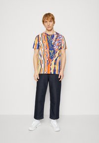 Carlo Colucci UNISEX - Trükipildiga T-särk - royal/yellow/orange/offwhite