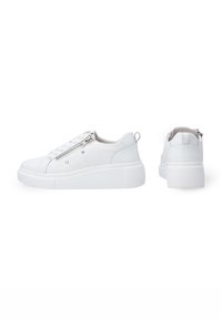 Weiße Sneaker aus glattem Leder, mit Schnürung an der Vorderseite und seitlichem Reißverschluss. Sie verfügen über eine strukturierte weiße Gummisohle und dezente Nähte.
