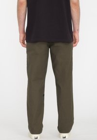 Olijfgroene katoenen broek met een recht gesneden ontwerp, voorzien van zijzakken en een subtiele merkaanduiding nabij de zoom.