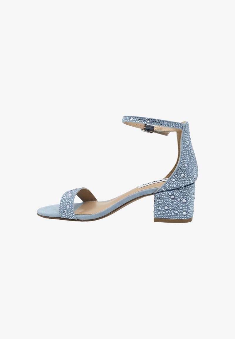 Sandale en daim bleu clair avec talon bloc et bride à la cheville, ornée de petits strass ronds pour un effet scintillant.