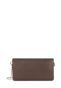 Clutch in pelle marrone con finitura testurizzata, forma rettangolare e tracolla in metallo dorato, dotata di chiusura a zip su un lato.