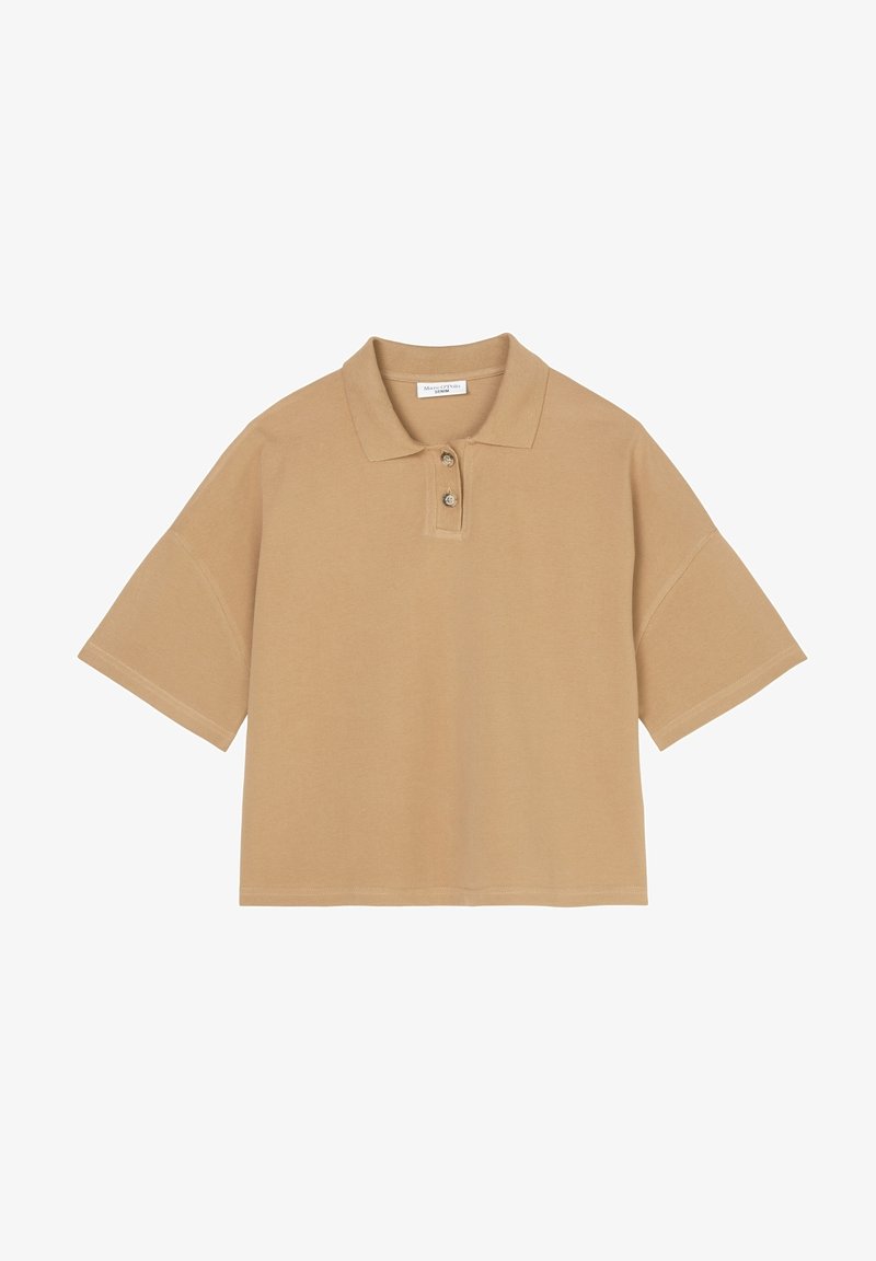 Polo à manches courtes en coton marron clair. Présente un col classique, une patte de boutonnage à trois boutons et une coupe décontractée. Texture lisse, design minimal.