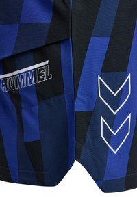 Blå och svarta mönstrade sportshorts med Hummel-logotyp. Har en blandning av vertikala och diagonala ränder, slät textur och en detalj med pilform.