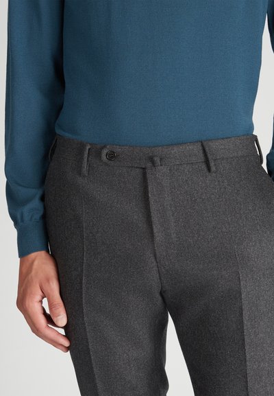 Graue maßgeschneiderte Hose mit flachem Frontschnitt, aus einem strukturierten Stoff. Merkmale sind ein Bund mit Knopfverschluss und Seitentaschen.