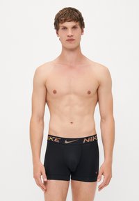 Zwarte boxershorts van rekbaar materiaal, met een kleurrijke logo-elastische band en een aansluitend ontwerp. Geen zichtbare patronen.
