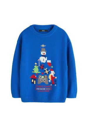 Blauwe gebreide trui met een speelse kerstscène met een sneeuwpop, bomen, de Kerstman en een spelcomputer. Ribbelrand bij de hals en onderkant.