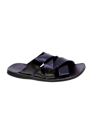Le ciabatte in pelle nera presentano cinturini incrociati, una suola piatta e una superficie liscia. Il design prioritizza il comfort e la facilità d'uso.