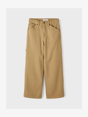 Tág, lágy szárú nadrág tartós pamut anyagból. Öt zsebbel, klasszikus gombos záródással és kontrasztos varrásokkal rendelkezik. Sima textúra.