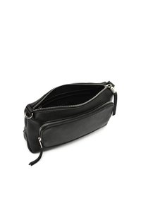 Sac en cuir noir avec des compartiments zippés, une surface texturée et un anneau latéral. Les accents comprennent des zips en ton argent.