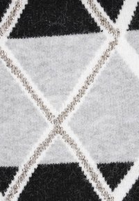 Kötött textil geometriai mintával fekete, fehér és szürke színekben, fémszínek hangsúlyával a varrások mentén, puha tapintású.