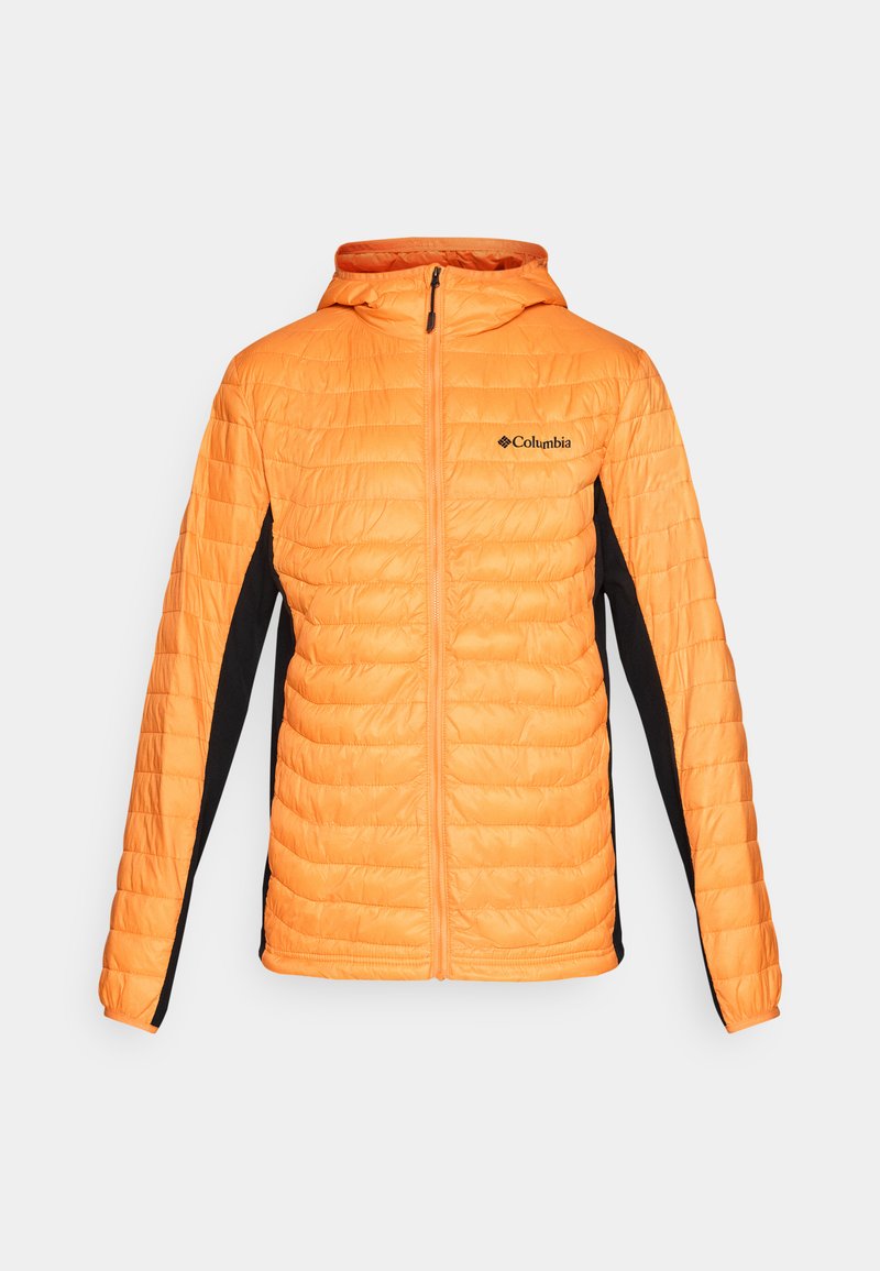 Veste isolante orange avec une capuche, présentant des panneaux latéraux noirs, une fermeture éclair à l'avant et une texture matelassée. Logo Columbia affiché sur la poitrine.