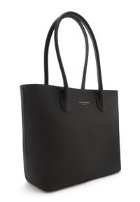 Sac fourre-tout en cuir noir avec une texture lisse, deux poignées solides, et un logo doré subtil à l'avant. Forme rectangulaire. Pas de détails supplémentaires.