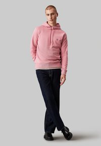 Calvin Klein Jeans BADGE HOODIE - Sudadera - rose dusk