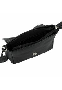 Borsa a tracolla in pelle nera con superficie testurizzata, dotata di un comparto con zip e chiusura a scatto in metallo. Inclusa tracolla regolabile.