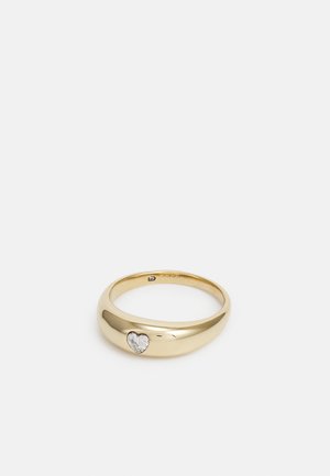 Bague en or avec une bande lisse et arrondie comportant une petite pierre précieuse transparente en forme de cœur placée au centre avant.
