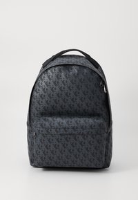 Černý batoh s texturovaným vzorem, zakřiveným vrchem, přední kapsou na zip a dvojitými látkovými popruhy na nošení. Odolný materiál s elegantním designem.