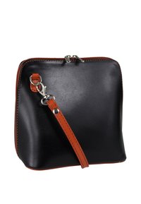 Schwarze Leder-Umhängetasche mit glatter Struktur, kontrastierendem orangefarbenem Riemen und Akzenten sowie silberner Hardware. Reißverschluss oben.