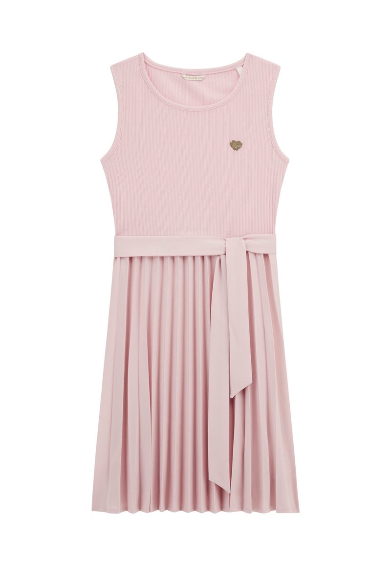 Robe sans manches rose clair côtelée avec jupe plissée, ceinture à nouer à la taille et petit emblème en forme de cœur sur la poitrine.