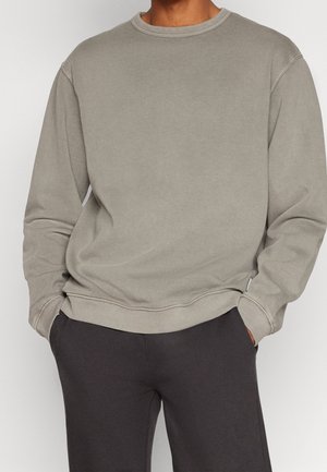 Grå crewneck-tröja i mjuk bomullsblandning; har ribbad halsringning och muddar, avslappnad passform och inga mönster.