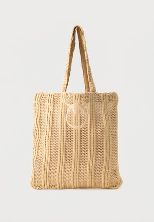Béžová tkaná taška s dvoma rukoväťami a kruhovým vyšívaným dizajnom s dvoma vtákmi na prednej strane.