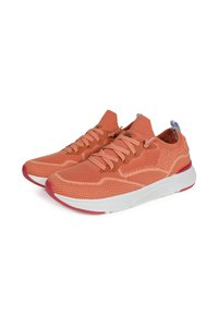 Baskets de sport orange avec partie supérieure en mesh, lacets plats et semelle intermédiaire blanche légère avec un accent rouge sur la semelle.