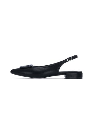 Zapato slingback de cuero negro con punta afilada, tacón plano y adorno de hebilla decorativa. Textura suave y diseño minimalista.
