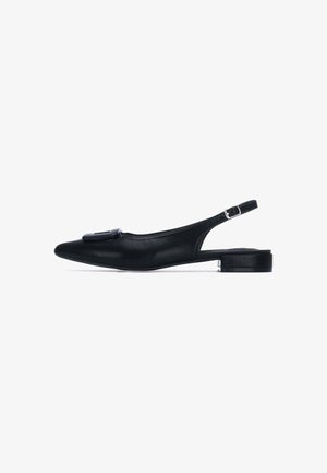 Zapato slingback de cuero negro con punta afilada, tacón plano y adorno de hebilla decorativa. Textura suave y diseño minimalista.