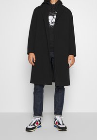 Mister Tee Jersey con capucha - black