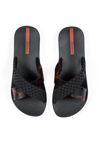 Schwarze Flip-Flops mit einem geflochtenen Riemen-Design im Schildpatt-Muster, kontrastierendem roten Akzentband und strukturiertem Gummisohle für besseren Halt.